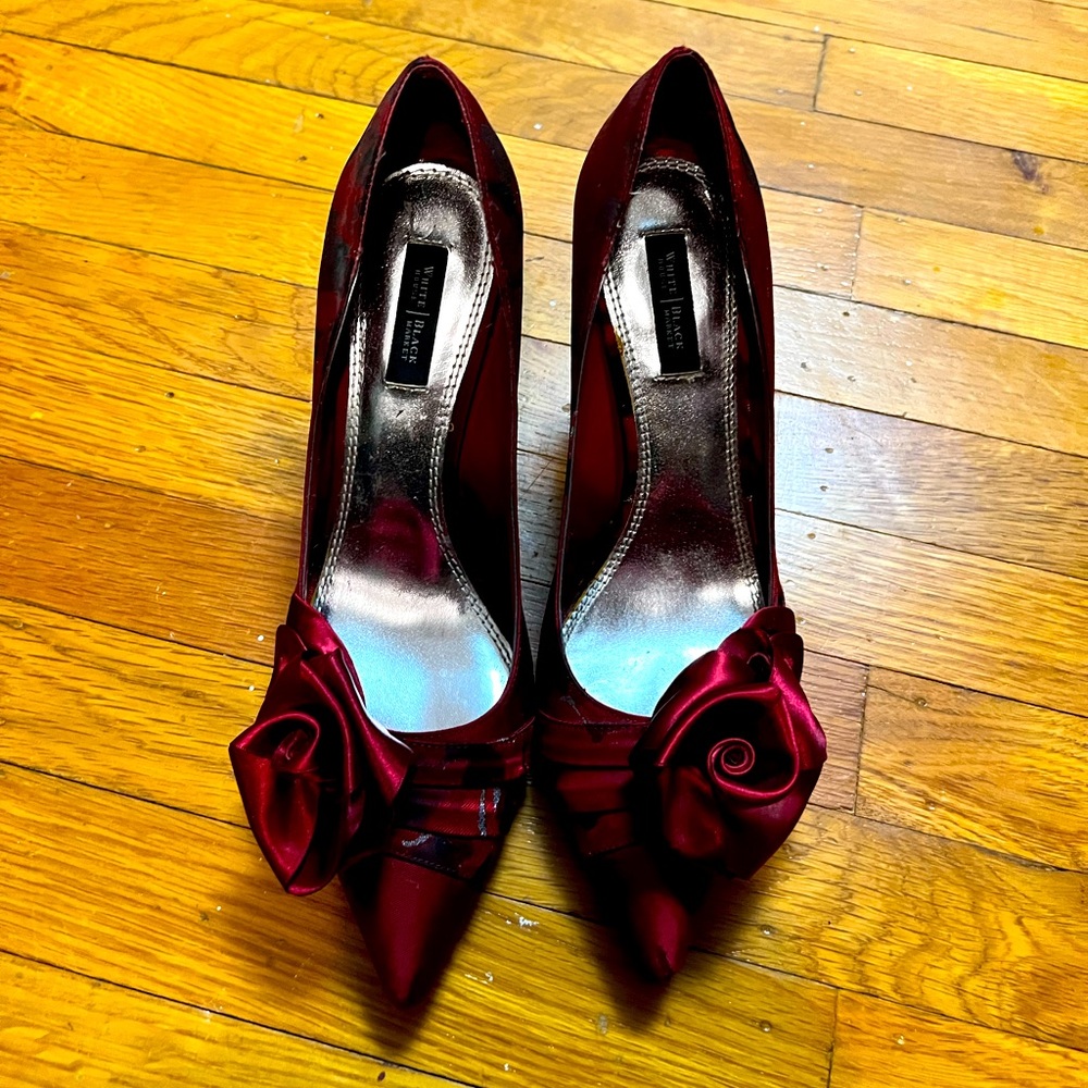 WHBM size 8 red, silver, matron and rose accented dress shoes